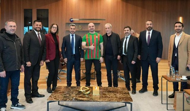 Amedspor’dan Bafıl Talabani’ye forma hediyesi