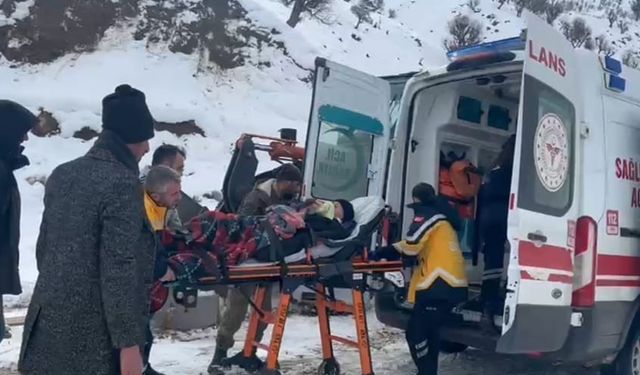 Batman’da hasta kızakla ambulansa taşındı