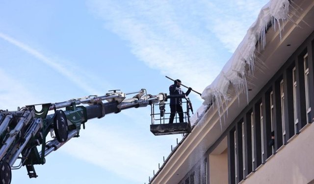 Bingöl'de buz sarkıtları itfaiye ekiplerince temizlendi
