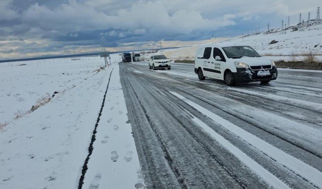 Bitlis’te buzlanma nedeniyle onlarca araç yolda kaldı