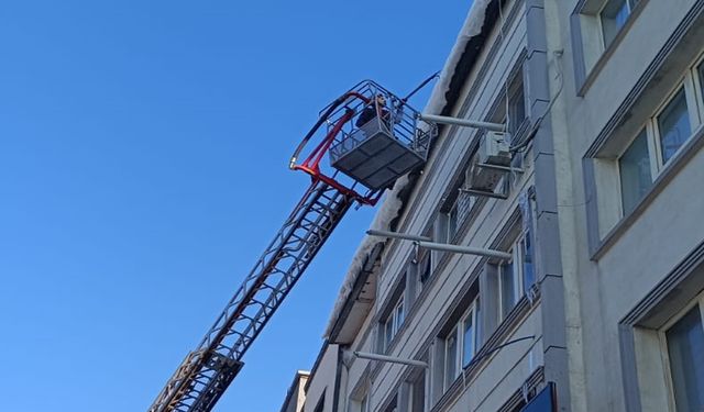 Çatılarda oluşan buz sarkıtlarına dikkat!