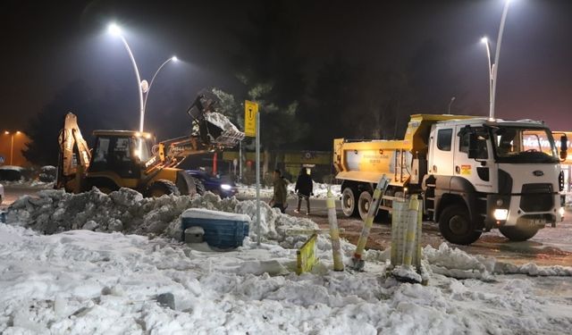 Diyarbakır eksi 12 derece: Kar mesaisine devam