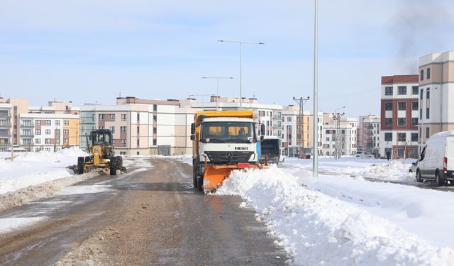 Diyarbakır’da ana arterlerde kar birikintileri temizleniyor