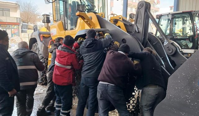 Diyarbakır’da dondurucu soğuklar oto tamircilerini zorluyor