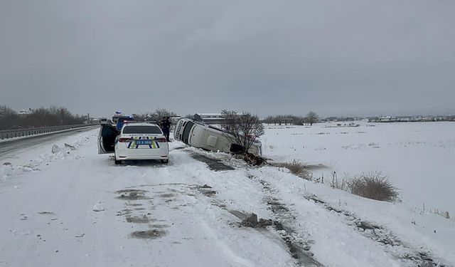 Elazığ'da minibüs şarampole devrildi: 9 yaralı