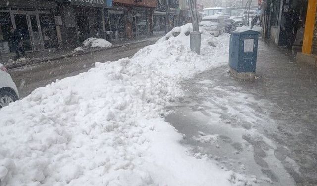 Hakkari'de yollar kapandı, okular tatil