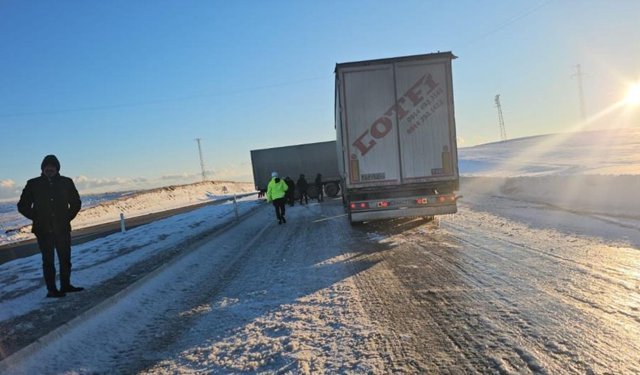 Buzlanan yolda kayan TIR, yolu kapattı