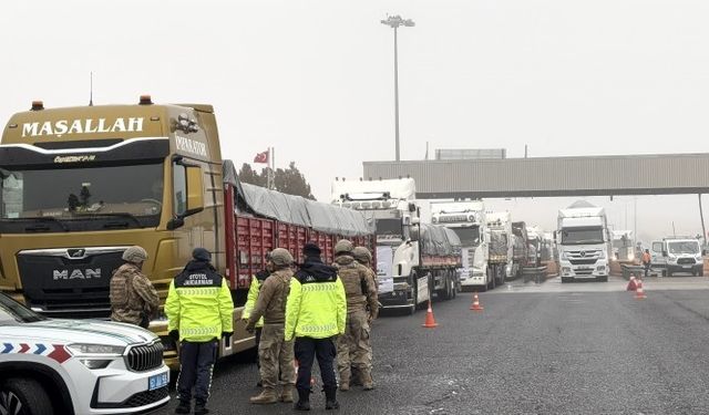 Diyarbakır’dan yola çıkan Kobani tırları hala bekletiliyor
