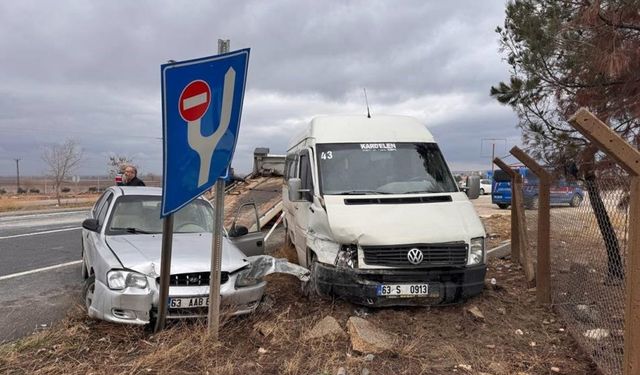 Otomobil ile minibüs çarpıştı: 7 yaralı