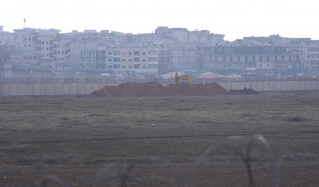 Kobani sınırında çukurlar kazıldı