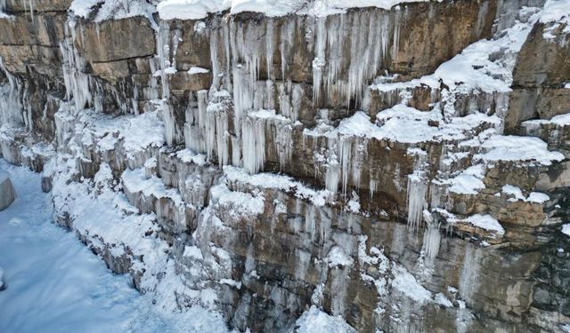 Şırnak'ta Sibirya soğukları: Şelale dondu