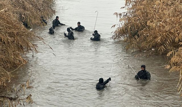 Sulama kanalına düşen otomobilin sürücüsünü arama çalışmaları