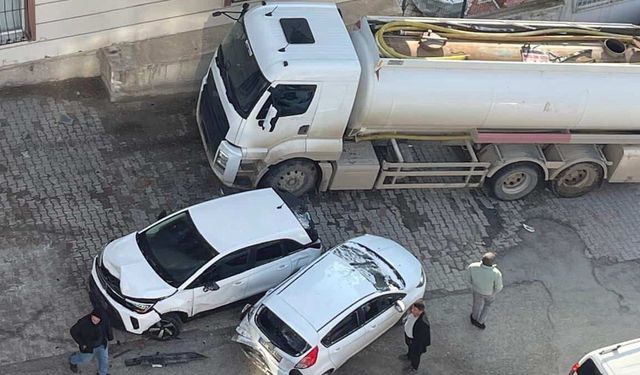 Tanker 8 aracı hurdaya çevirdi