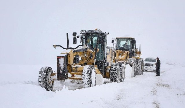Van’da 363 yerleşim yerinin yolu kapandı