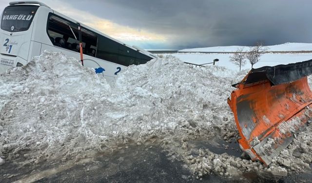 Yolcu otobüsü kaza yaptı: 11 yaralı