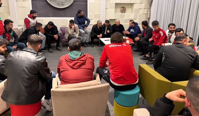 Amedspor taraftarları, Vanspor’u çiçeklerle karşıladı