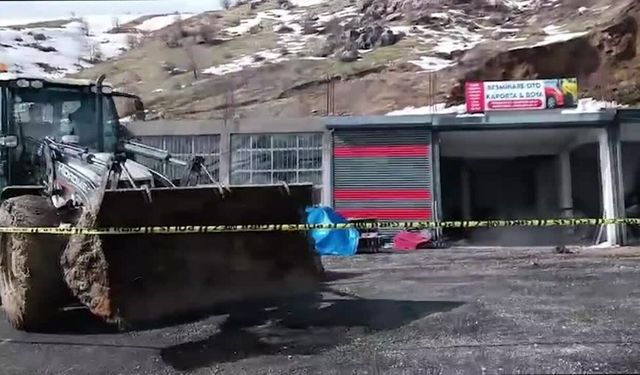 Bitlis'te toprak kayması: 2 iş yeri kullanılamaz halde