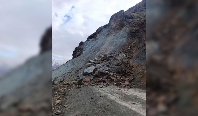 Elazığ’da heyelan yolu kapadı