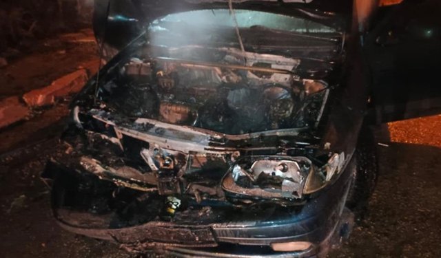 Elazığ'da park halindeki otomobil alev alev yandı.