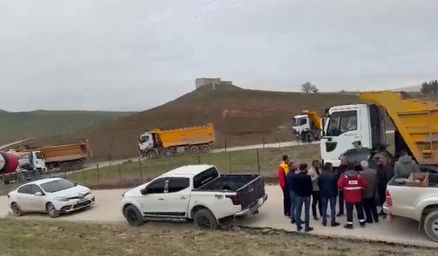 Köylüler yol kapattı