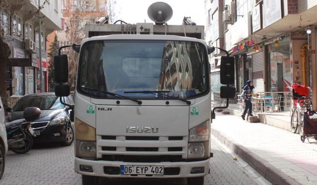 Siirt'te müziği duyan çöpünü çıkartıyor