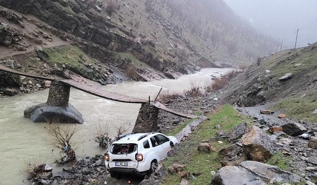 Şarampole devrilen otomobilde 2 yaralı