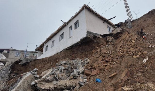 Toprak kayması ile 'hayatı' askıda kaldı