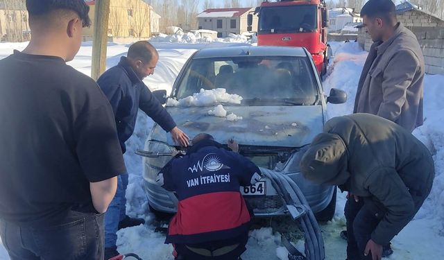 Van'da seyir halindeki otomobil alev aldı