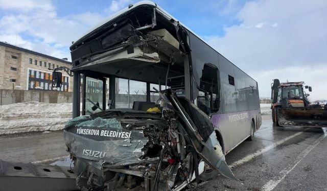 Yüksekova’da otobüs-minibüs çarpıştı: 18 yaralı