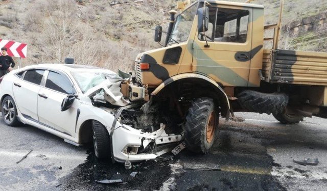 Askeri araçla otomobil çarpıştı