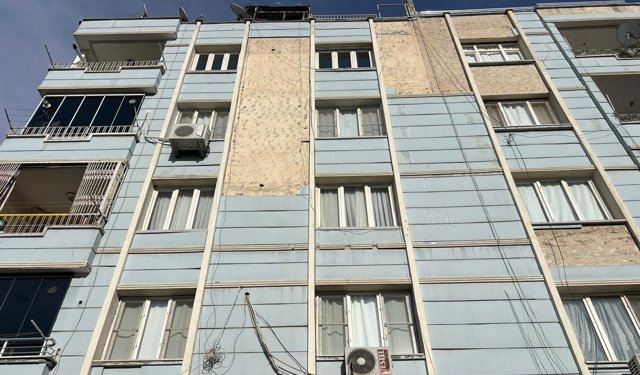 Binadan dökülen parçalar hastanelik etti