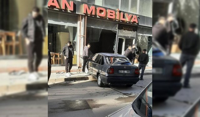 Elazığ’da otomobil, mobilya mağazasına daldı