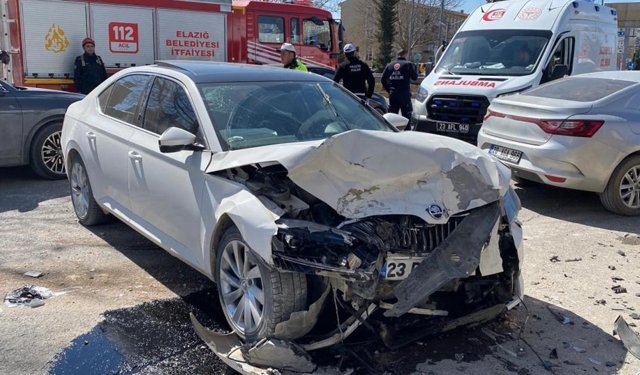 Elazığ'da otomobiller çarpıştı: 6 yaralı