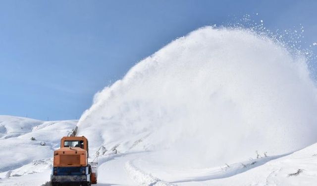 Hakkari’de 74 yerleşim yeri ulaşıma kapandı