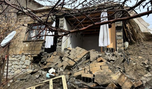 Hakkari’de yağışlara dayanamayan ev çöktü