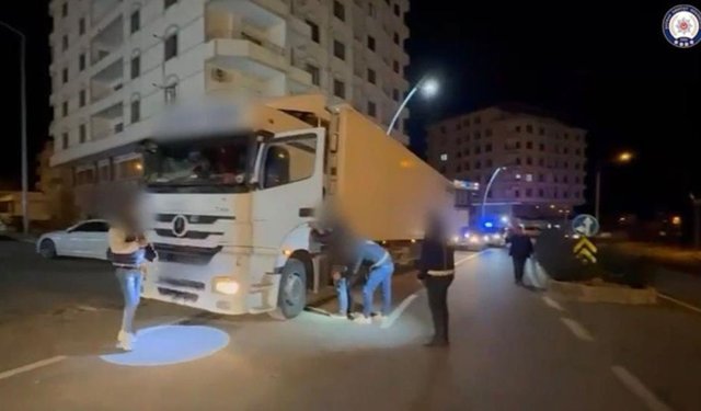 İran'dan gelen 25 göçmen tır dorsesinde yakalandı