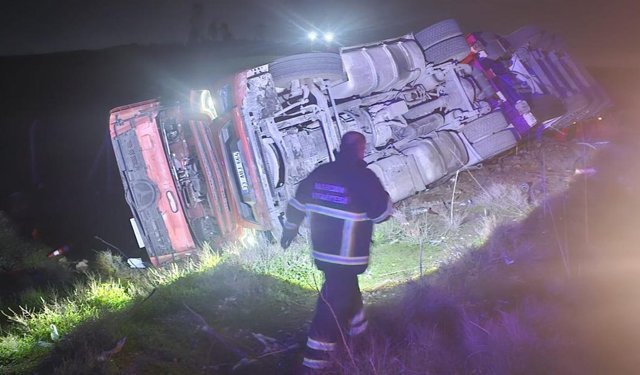 Mardin'de tır devrildi; 1 yaralı