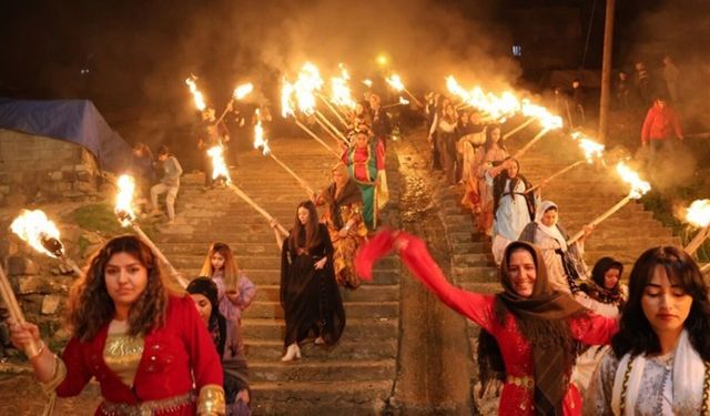 Cizre'de kadınlardan meşaleli Newroz kutlaması