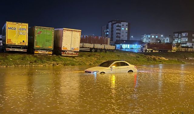 Şırnak’ta sağanak yağışta mahsur kalanları itfaiye kurtardı