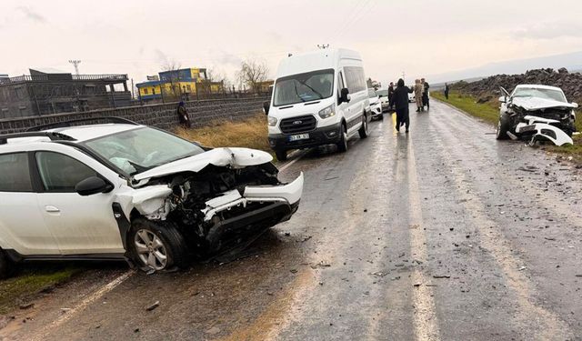 Şanlıurfa'da iki otomobil çarpıştı 8 yaralı
