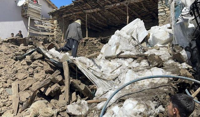 Van’da ahır çöktü: 50 kuzu göçük altında kaldı