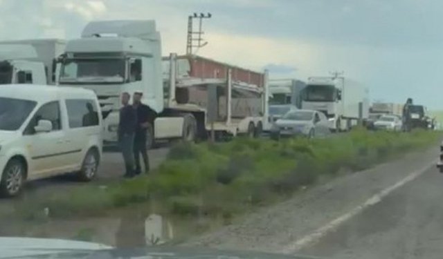 Cizre Silopi yolunda kilometrelerce araç kuyruğu