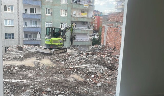 Diyarbakır’da yıkımı süren binada can güvenliği endişesi