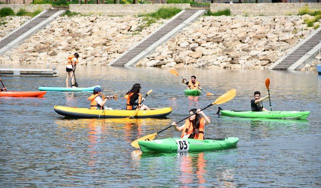 Tarihi Hasankeyf'te üniversite öğrencilerinin kano keyfi