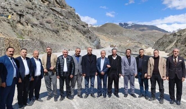 Hakkari’deki muhtarlardan yol protestosu