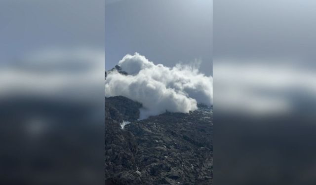 Hakkari’de çığ düşme anı görüntülendi