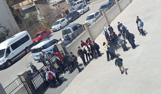 Lise önünde kurusıkı tabancalı saldırı