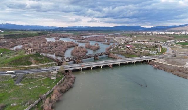 Murat Nehri yükselince eşsiz manzaralar oluştu
