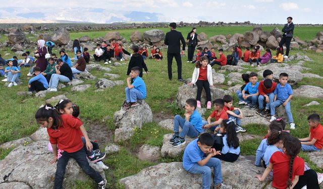 Ressam Melis Doğan, Gabbar dağı eteklerinde 100 çocukla resim yaptı