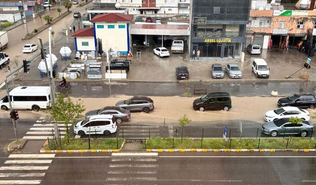 Silopi’de caddeleri su bastı: Yayalar çıplak ayakla yürüdü